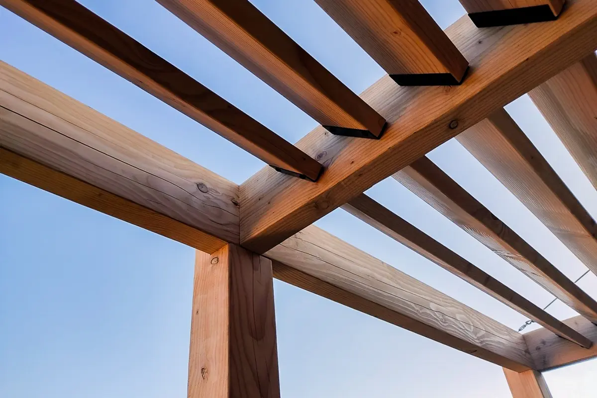Photo d'une pergola en bois, vue de dessous