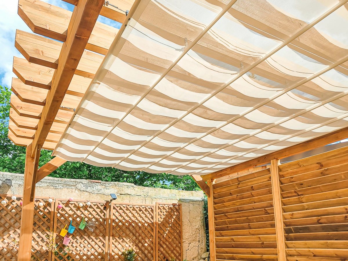 Photo d'une pergola avec voile d'ombrage